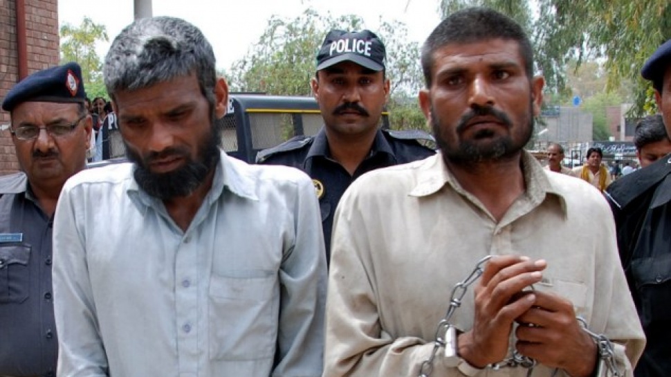 Bizarre - Police Cought Cannibals while Eating Head of Boy