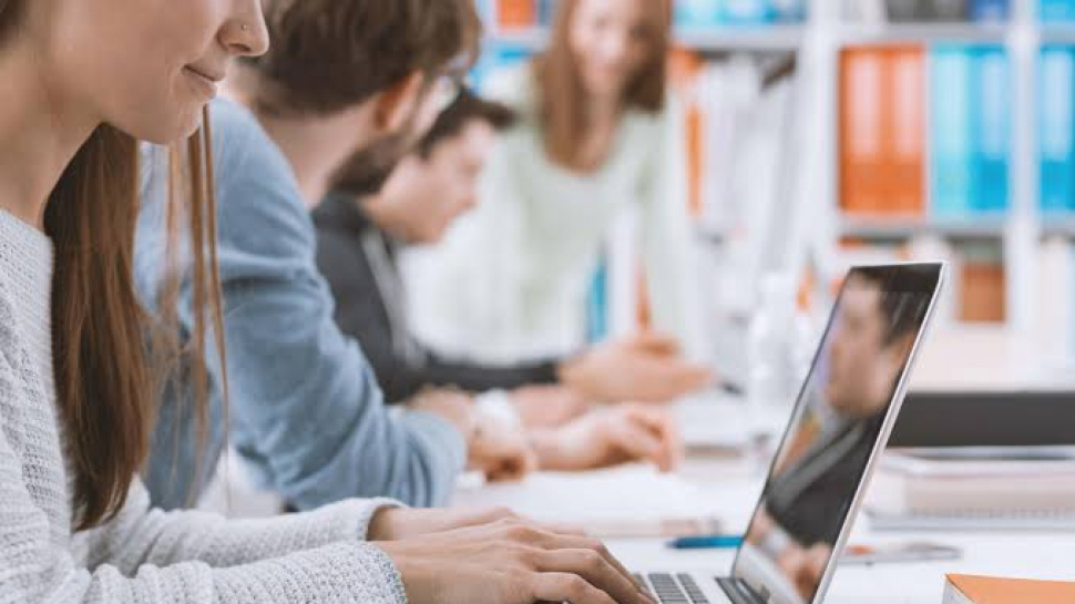Why Professional Exam Assistance Is Growing Among Business and Finance Students
