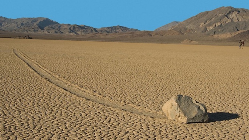 Mysterious “Moving rocks” in Death Valley